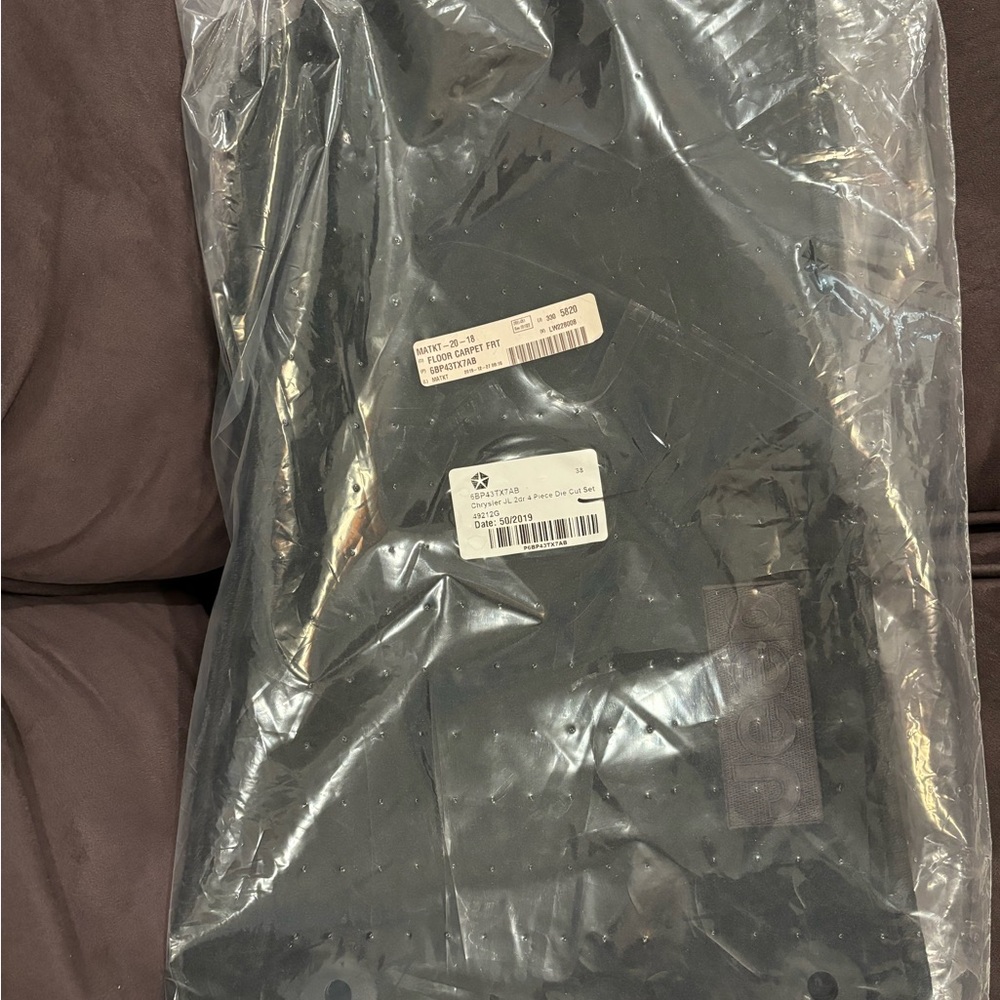 Jeep Wrangler OEM Mats 4 Piece Set
6P43TX7AB Chrysler JL 2 dr Logo Black